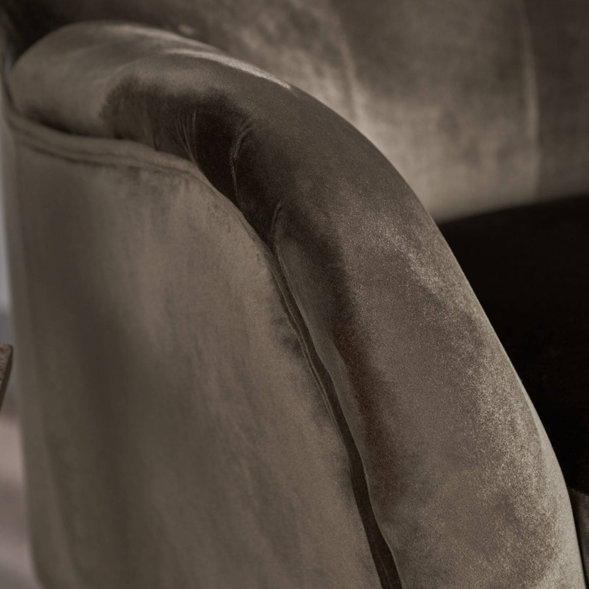 Gray and Black Contemporary Arm Chair Q670